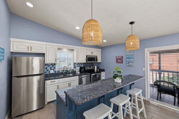 Refrigerador, microondas, horno, placa de cocina