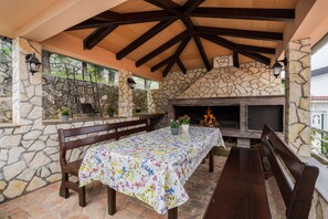 Outdoor dining - Holiday Home Vesna with a dream view (Plomin - Zagorje)