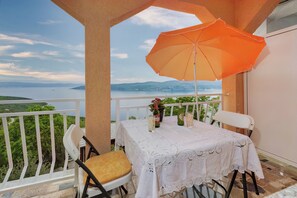 Outdoor dining - Holiday Home Vesna with a dream view (Plomin - Zagorje)