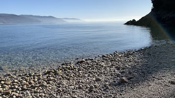 Nära stranden och solstolar