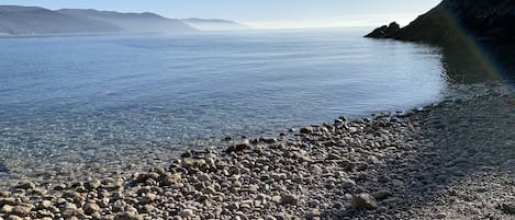 Nära stranden och solstolar