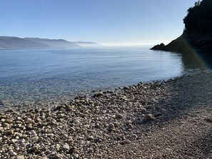 Nära stranden och solstolar