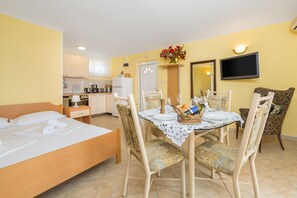 2 bedrooms, travel crib, free WiFi - Holiday Home Vesna with a dream view (Plomin - Zagorje)