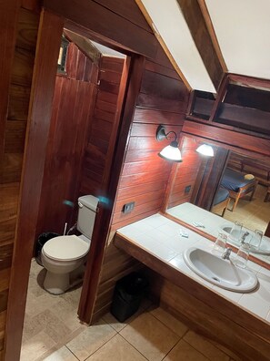 Classic Quadruple Room | Bathroom | Shower, towels - Perla Negra Beachfront (Cahuita)