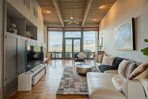 Smart TV, fireplace - Sedona Redrock Xanadu - Amazing Panoramic Views                          (Sedona)