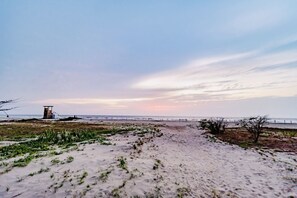 Plage à proximité, chaises longues, serviettes de plage