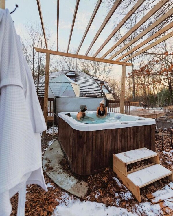 Outdoor spa tub