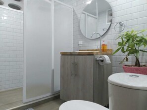 Shower, hair dryer, towels, soap - Heliconia Wagnerian Apartment - Pearl Flower (Santa Marta)
