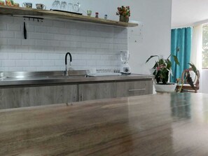 Kühlschrank, Ofen, Herdplatte, Wasserkocher mit Kaffee-/Teezubehör