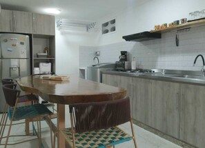 Kühlschrank, Ofen, Herdplatte, Wasserkocher mit Kaffee-/Teezubehör