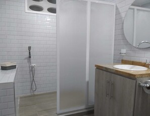 Shower, hair dryer, towels, soap - Heliconia Wagnerian Apartment - Pearl Flower (Santa Marta)