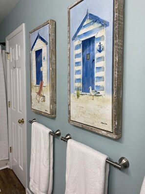 Combined shower/bathtub, hair dryer, towels, toilet paper