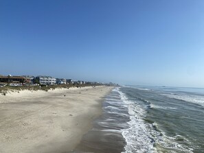 Ein Strand mit einer Reihe von Häusern entlang der Küste.