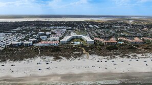 En la playa, camastros y toallas de playa 