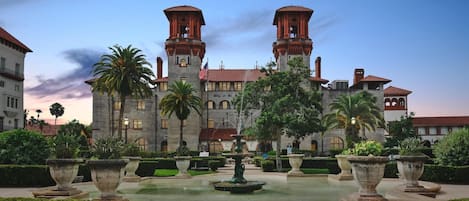 Un bâtiment historique doté de deux tours imposantes, d’une fontaine centrale et de jardins magnifiquement entretenus.