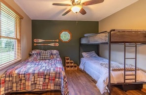 3 bedrooms, desk, free WiFi, bed sheets