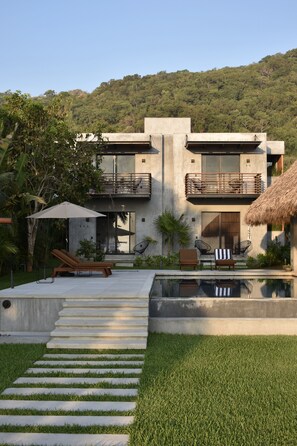 A modern house with a swimming pool, outdoor seating, and a staircase leading to the entrance. - Casa Costamor - Beach front villa w/ 4 suites (Municipio de la Union, Montes de Oca)
