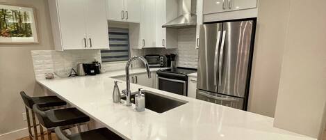 Een koelkast, een microgolfoven, een oven, een kookplaat