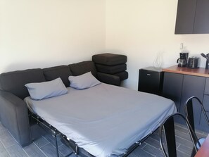 1 bedroom, iron/ironing board, free WiFi, bed sheets