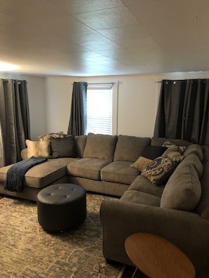 Smart TV, books - Located steps away to town park, hiking, popular & nationally recognized Main St (Littleton)