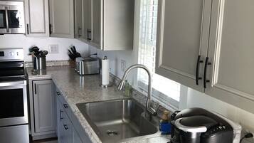 Køleskab, mikrobølgeovn, ovn, kogeplade