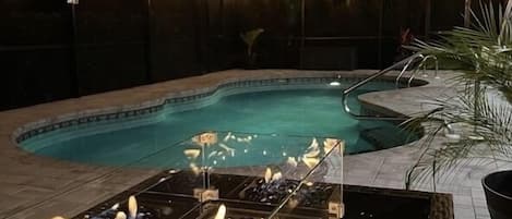 Utomhuspool och uppvärmd pool