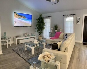 Smart TV, books - Cozy Waterfront Home with Heated Pool and Gulf Access (Cape Coral)