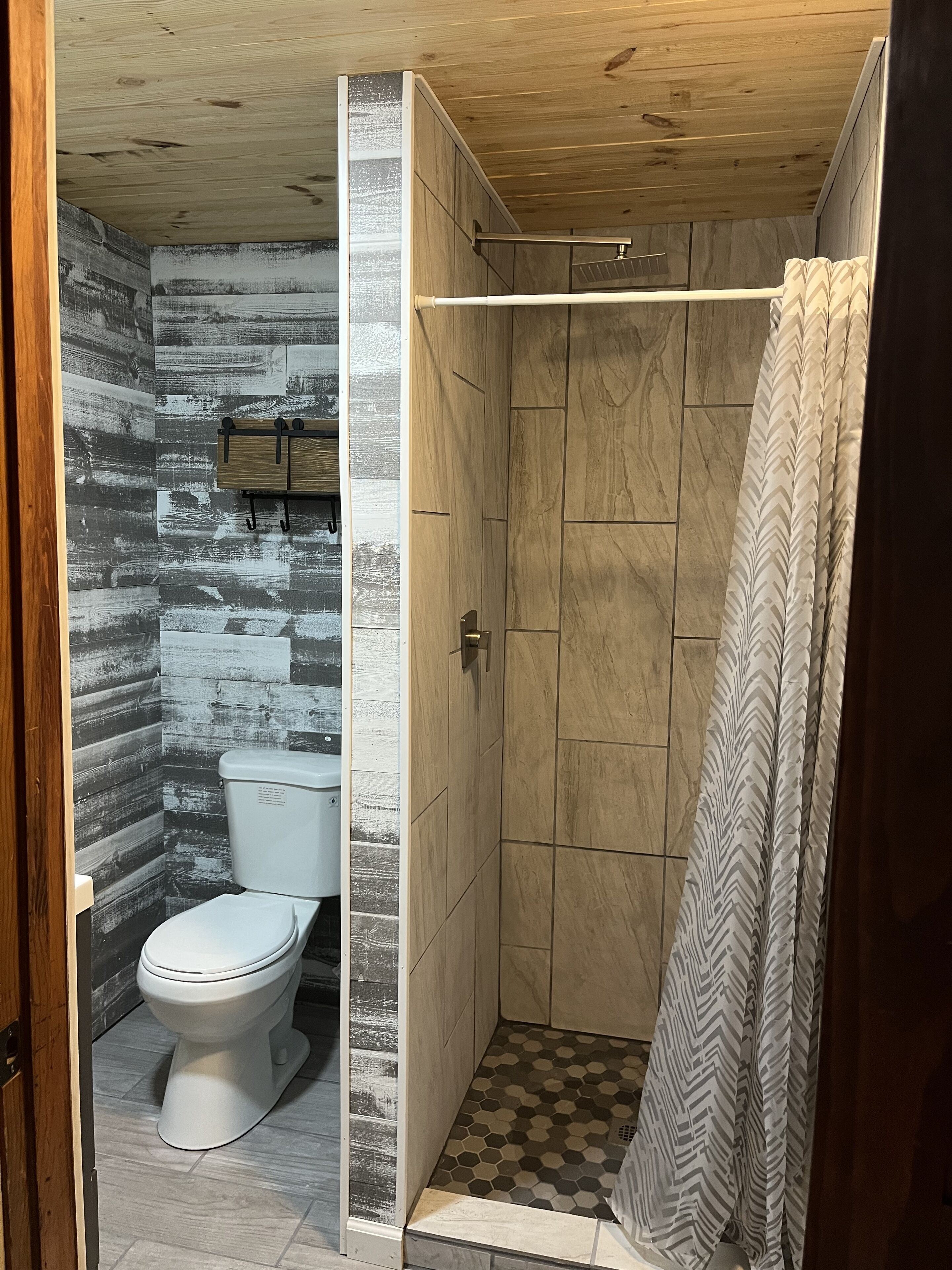 Ensemble douche/baignoire, serviettes fournies, papier toilette