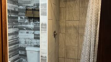 Ensemble douche/baignoire, serviettes fournies, papier toilette