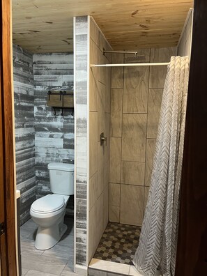 Combined shower/tub, towels, toilet paper - Devil Anse Off Road Lodging Hatfield & McCoy Trail House  (Matewan)