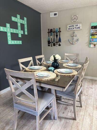 2BR 2BA condo with parking, pool, walking distance to the beach & restaurants.