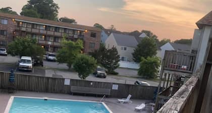 2BR 2BA condo parking, pool. Walk to beach, restau, minigolf waterpark, arcade