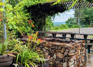 Outdoor dining - Cabin in Ouachita mountains with hot tub and great views! (Oden)