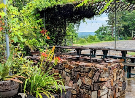 Outdoor dining. Cabin in Ouachita mountains with hot tub and great views!