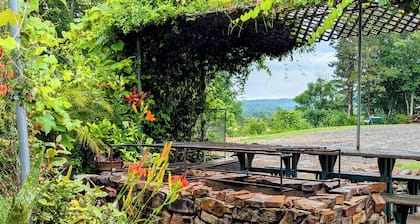 Cabin in Ouachita mountains with hot tub and great views!