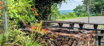 Cabin in Ouachita mountains with hot tub and great views!