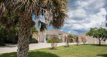 Rotonda West 2 Bedroom Condo w Lanai 9 miles to Gulf Beaches