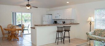 Rotonda West 2 Bedroom Condo w Lanai 9 miles to Gulf Beaches