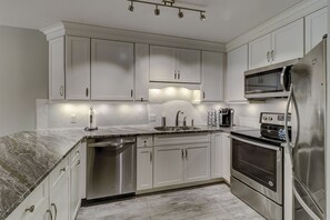 Refrigerador, microondas, horno y parrilla de estufa