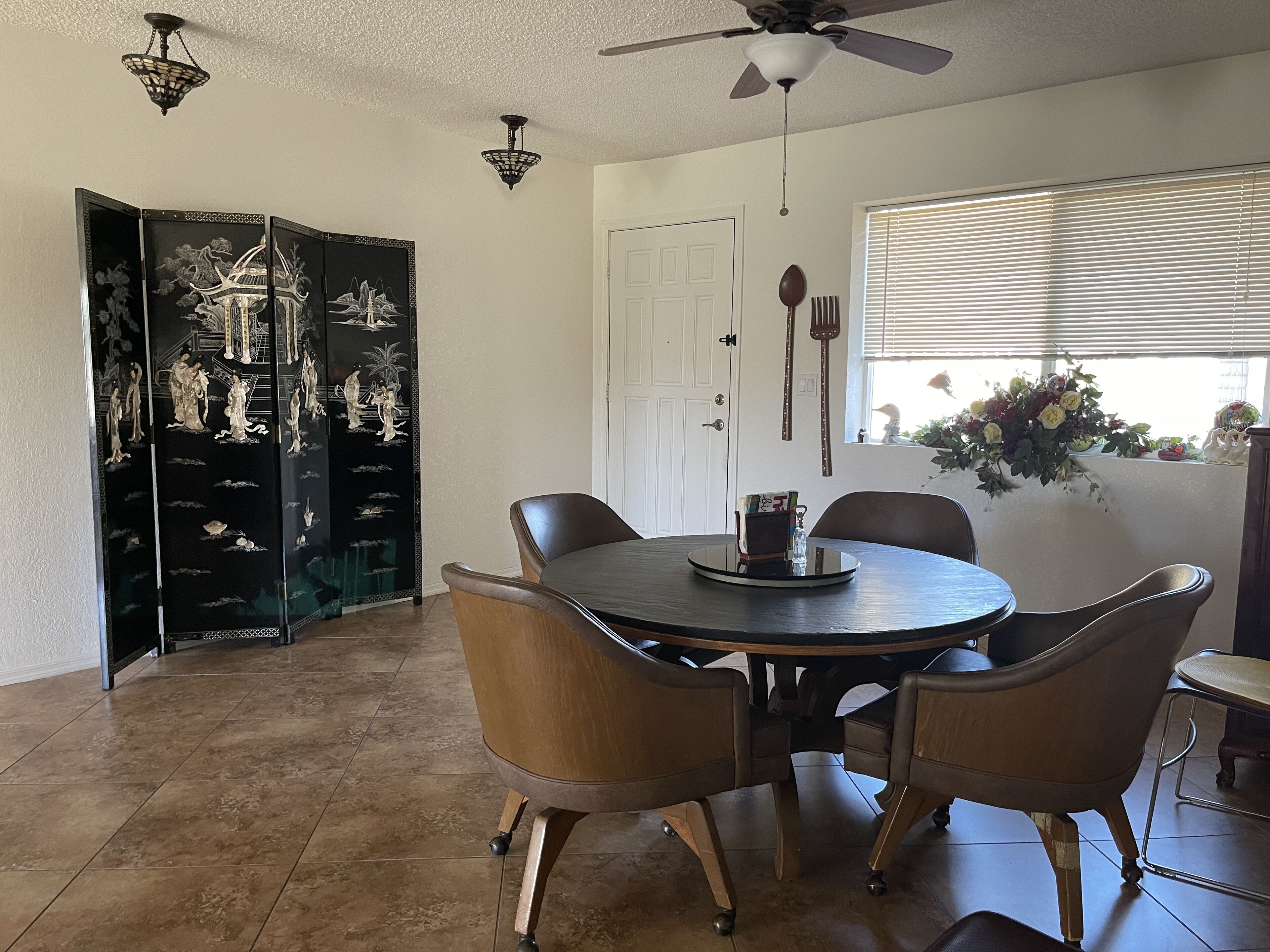 Quiet spacious 3 Bedroom 3 Bath with free parking