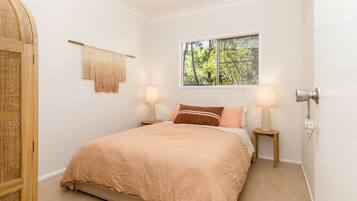 3 bedrooms, bed sheets