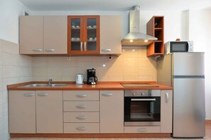 冷蔵庫、電子レンジ、オーブン、コンロ