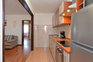 Fridge, microwave, oven, stovetop - Holiday apartment mit Klimaanlage und Terrasse (Poreč)