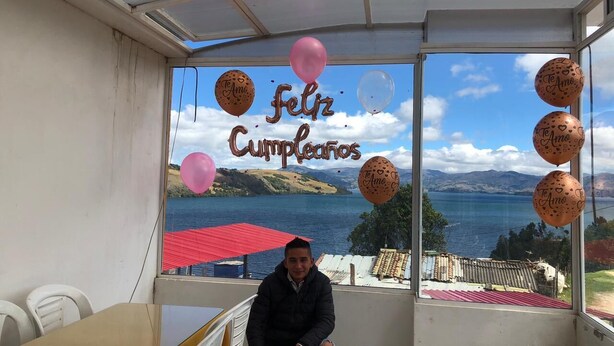 A room with a large window overlooking a scenic landscape, a table, and chairs. - Playa Blanca El mana (Boyacá)