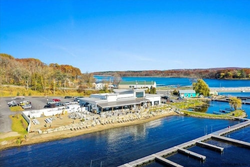 Saratoga Home with Lake Access and Outdoor Kitchen Internal name: Lake - Sleeps 8