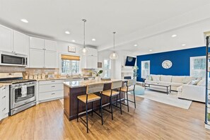 Jääkaappi, mikroaaltouuni, liesi, astianpesukone