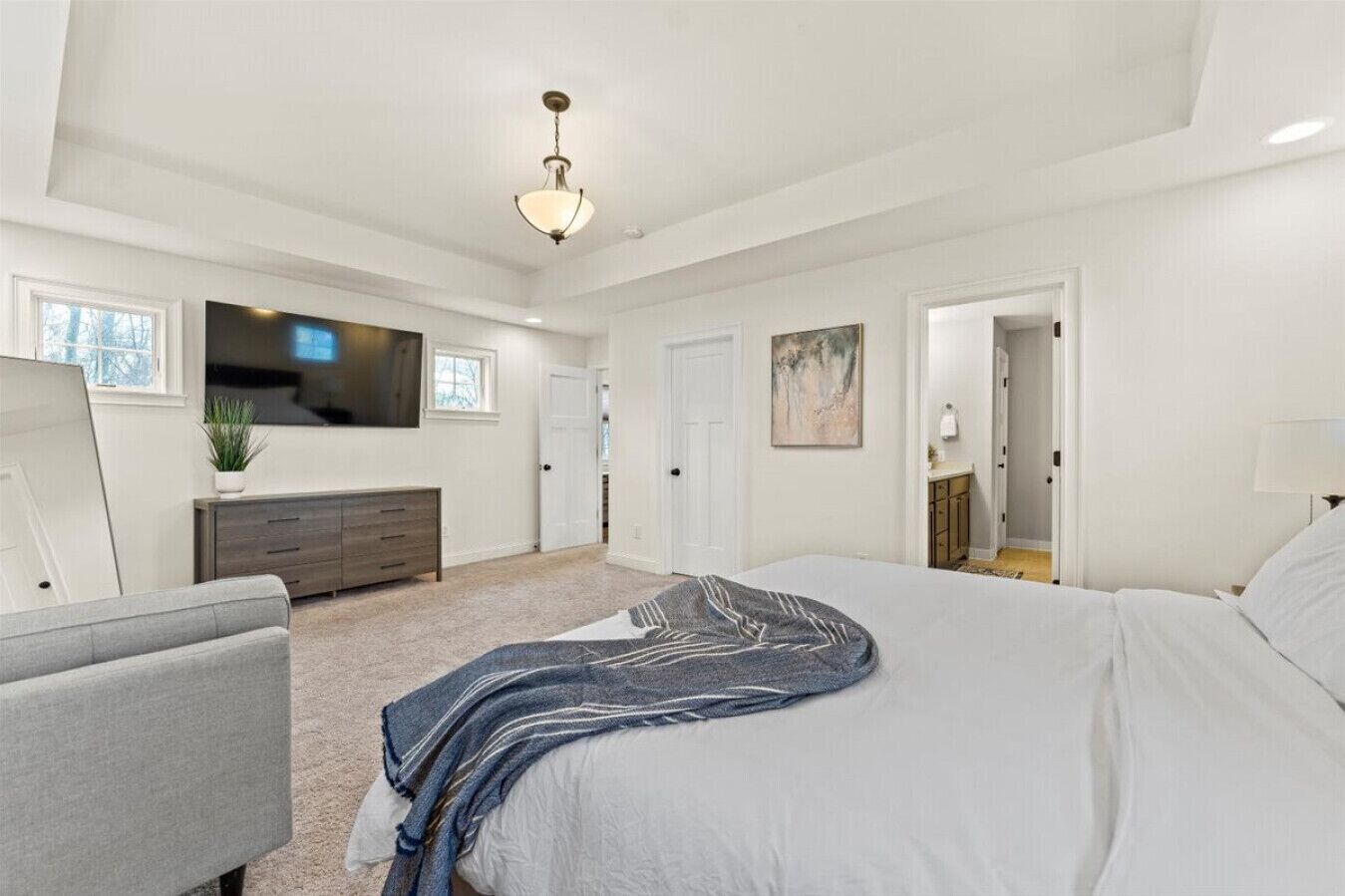 3 soverom, skrivebord, strykejern/-brett og reiseseng for barn