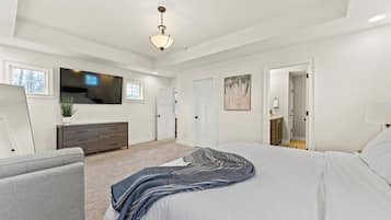 3 soverom, skrivebord, strykejern/-brett og reiseseng for barn