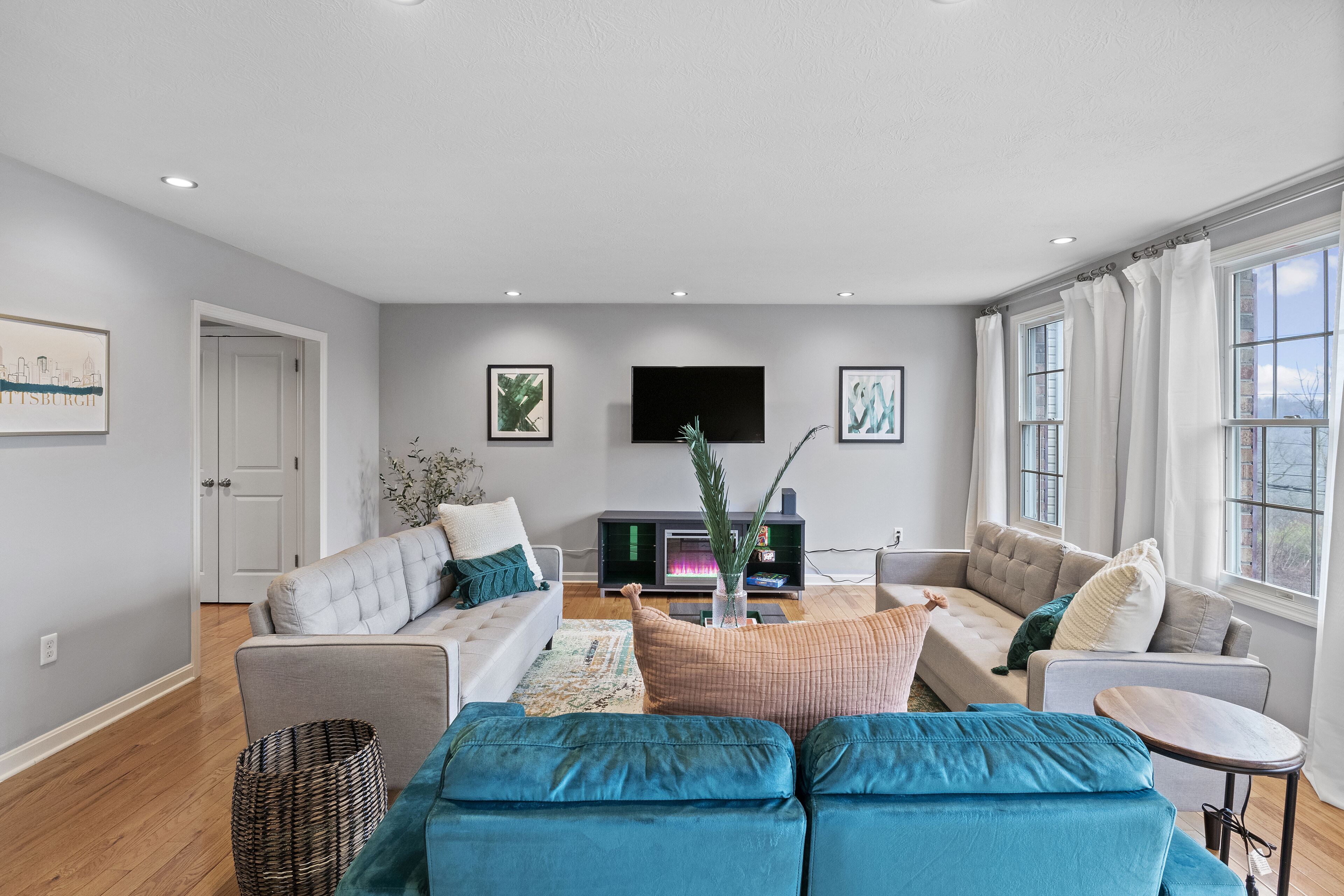 PGH Emerald ★City Views ★6min to Downtown ★Parking