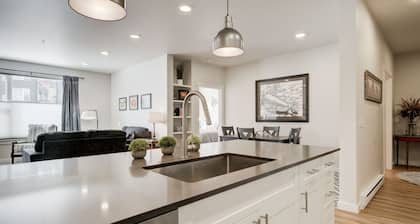 Montana Modern Condo close to Shopping and the Yellowstone River.